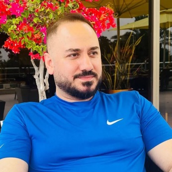 ​​​محسن رضائی صومعه موسس باشگاه سرخپوشان شمیران* عضو کانون مربیان فوتبال ایران* (AFC)مربی رسمی فدراسیون فوتبال آسیا* مدیرعامل مجتمع فولاد پلاک* کاندیدا بازرس کانون مربیان فوتبال ایران 1403*